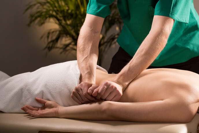 Massage vun engem Patient mat Osteochondrose